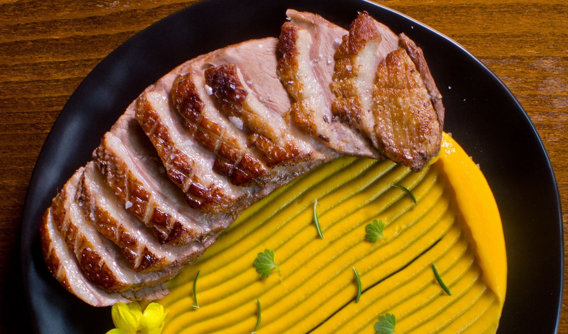 Κρέας υψηλής ποιότητας στην καταπράσινη αυλή του Steak Alive