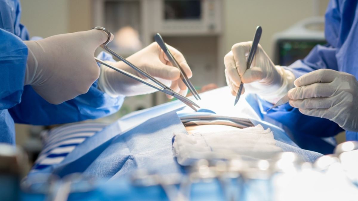 Το Ιατρικό Κέντρο Αθηνών πρωτοπορεί: Επιτυχής αντιμετώπιση υποτροπιάζοντος καρκίνου του ορθού με τη μέθοδο της κοίλιο-ιερεκτομής