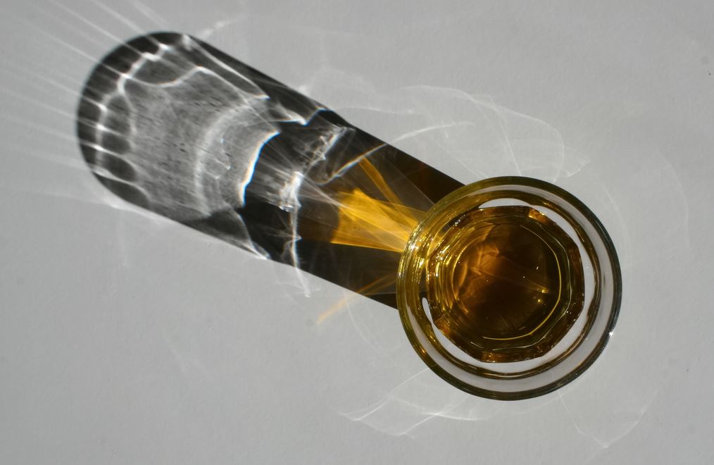 Johnnie Walker σε χάρτινα μπουκάλια από το 2021