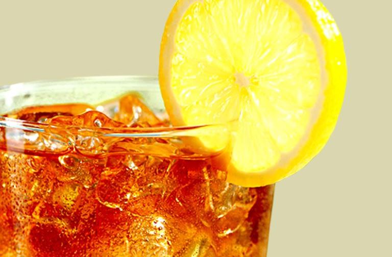 Spiked Arnold Palmer για τα μεσημέρια του καλοκαιριού