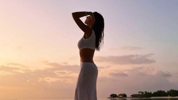 H Δούκισσα Νομικού ποζάρει σε εξωτική παραλία λίγο πριν αλλάξει η χρονιά