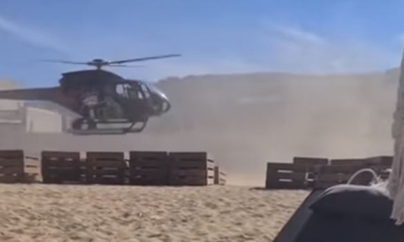 Σε άλλα νέα, ελικόπτερο προσγειώνεται σε beach bar της Μυκόνου