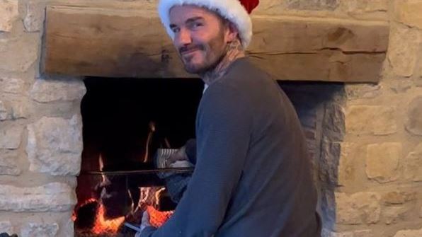 Ο David Beckham ψήνει κάστανα στο τζάκι