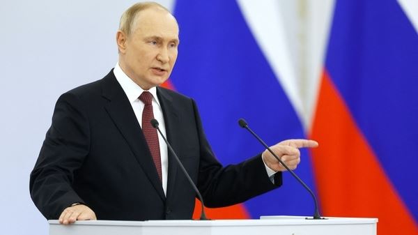 Τώρα ο Putin ζητάει από τους Ρώσους να κάνουν παιδιά για να επιβιώσει το έθνος τους