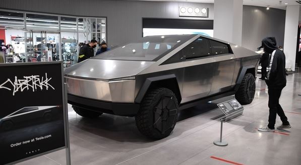 To Tesla Cybertruck κάνει την πιο δύσκολη διαδρομή στον κόσμο να φαίνεται παιχνιδάκι