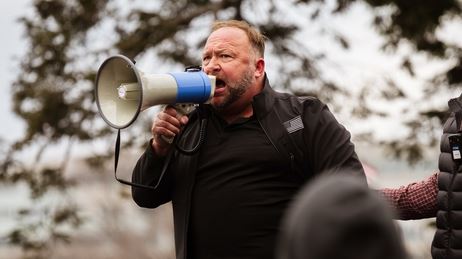 O Elon Musk επανέφερε το λογαριασμό του συνωμοσιολόγου Alex Jones στο Twitter