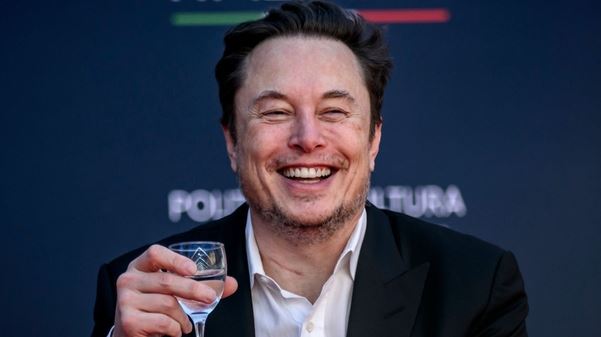 Σε άλλα νέα, ο Elon Musk είναι φαν της Taylor Swift