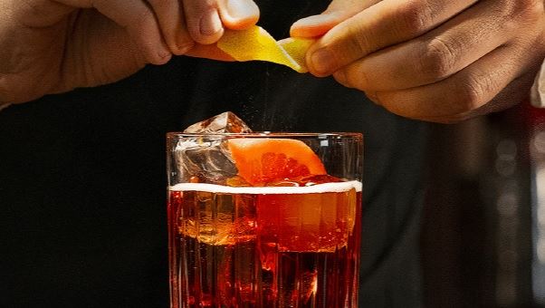 #CheersForTheCause: Το Campari και το μεγαλύτερο tip που δόθηκε ποτέ σε μπαρ