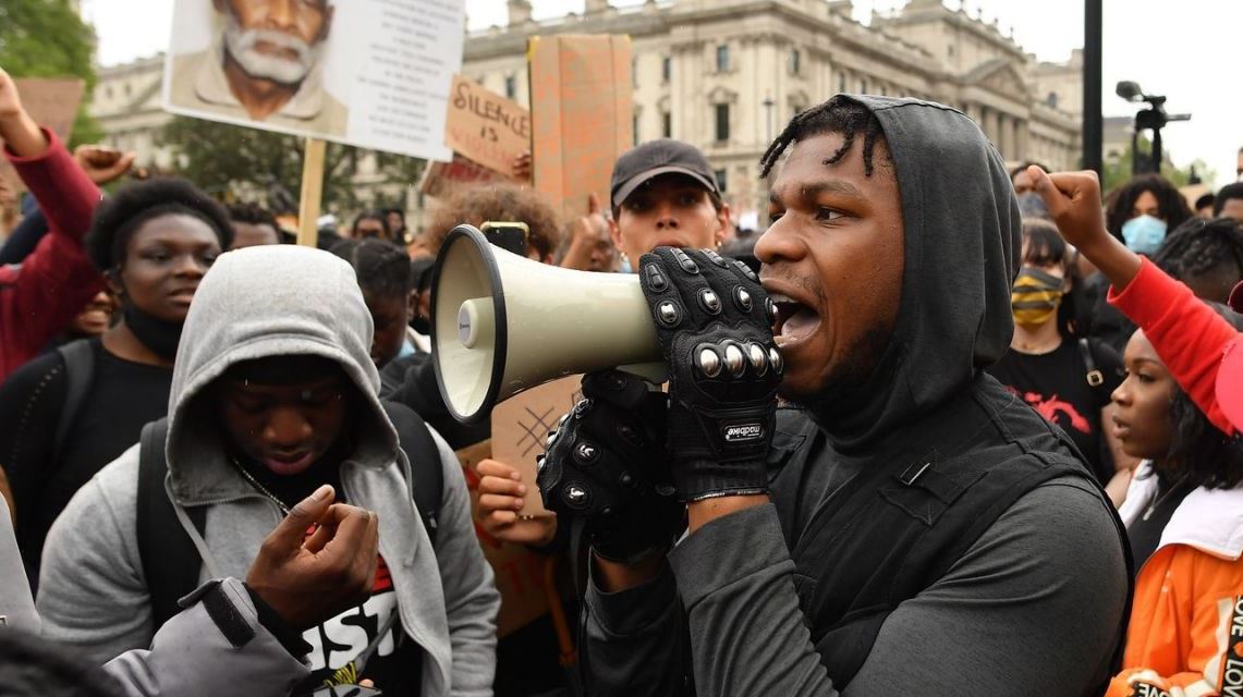 Ο John Boyega έριξε μία γροθιά στο στομάχι του ρατσισμού