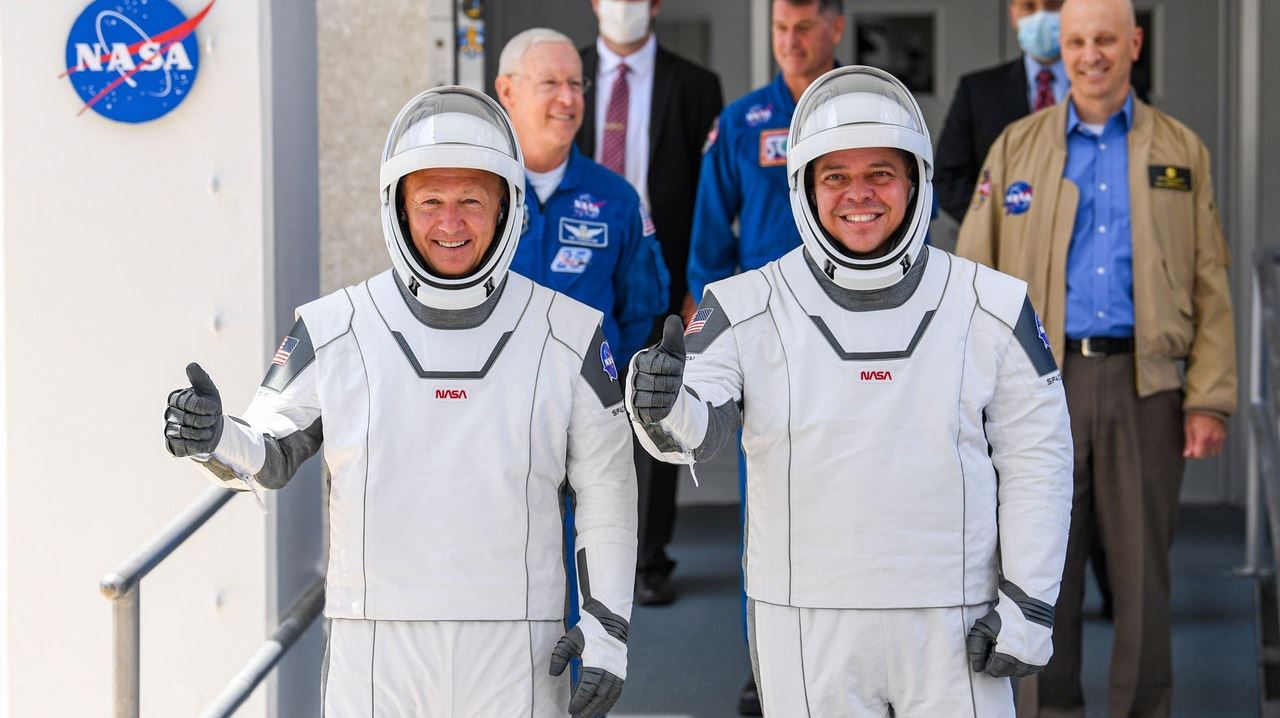 Το διαστημόπλοιο της SpaceX βούτηξε σε βαθιά πολιτικά νερά