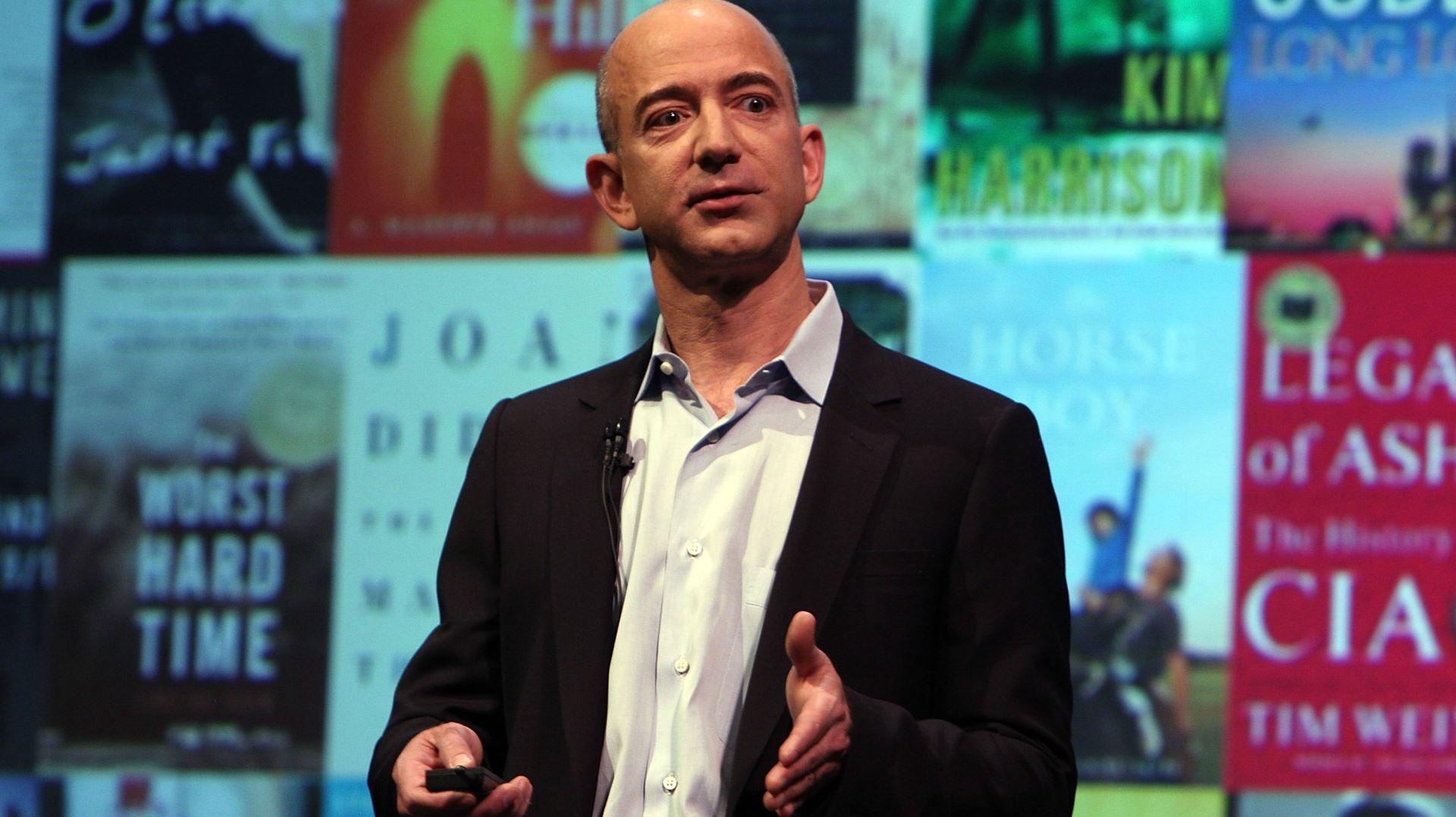 Jeff Bezos, πιο πλούσιος και από τους μεγιστάνες σούπερ ήρωες