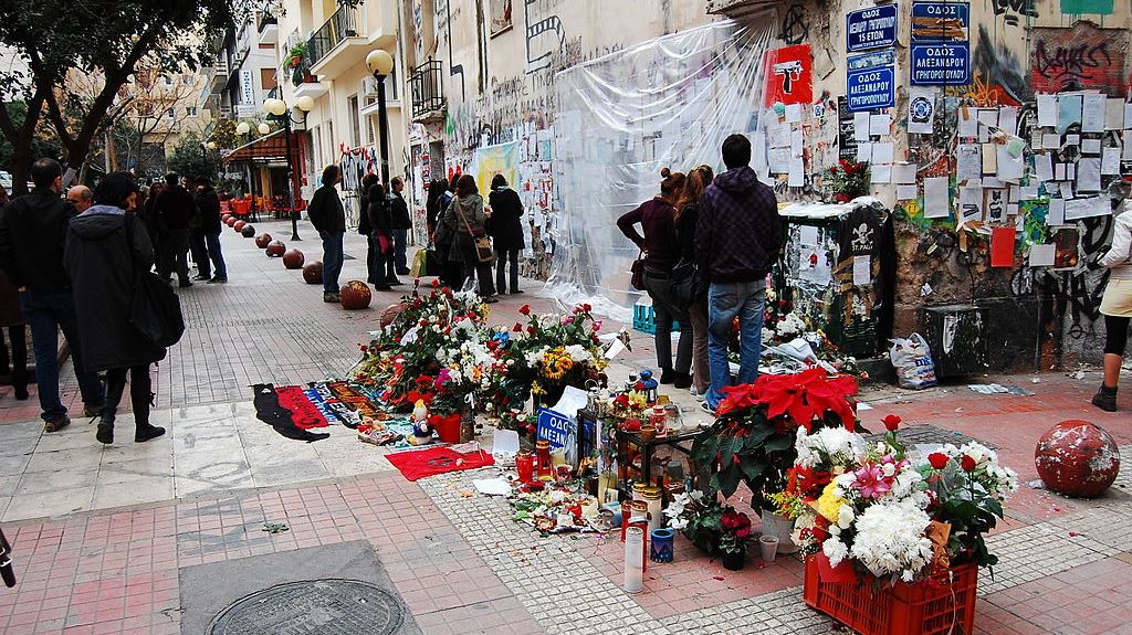 Τι περιμένει τον άντρα των ΜΑΤ που έκανε "αστειάκια" με ανθοδέσμη αφιερωμένη στον Αλέξη Γρηγορόπουλο