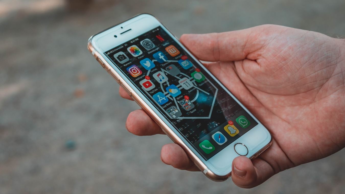 H Ρωσία βάζει φρένο στο μονοπώλιο της Apple και της Google