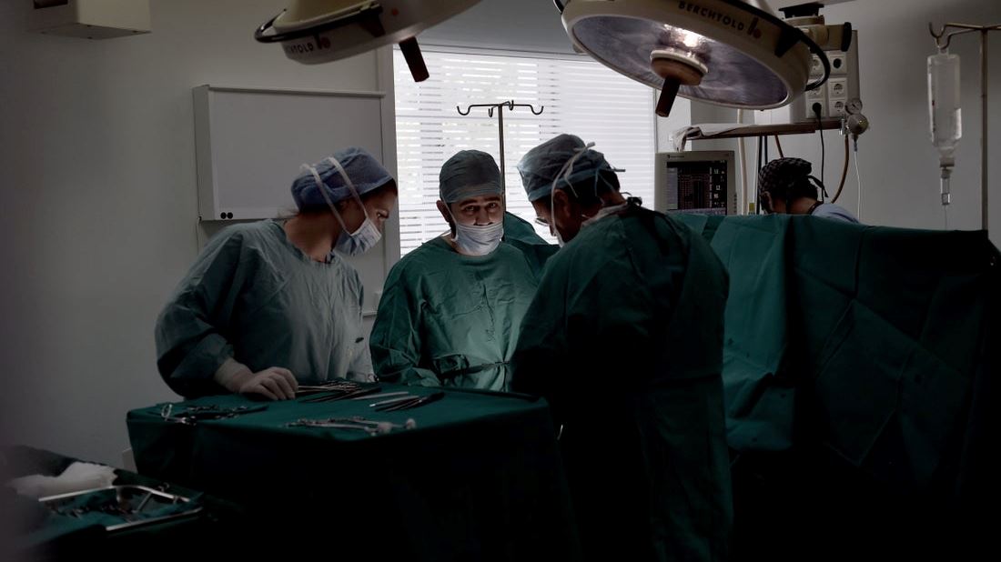 Τα συγκλονιστικά γράμματα που δέχονται οι Έλληνες γιατροί των ΜΕΘ