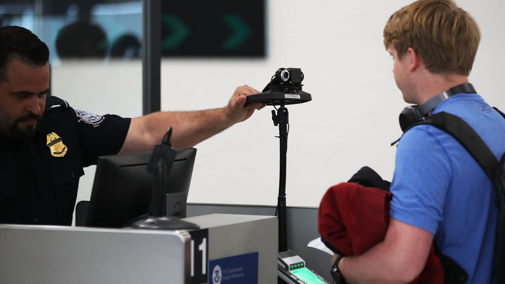 H Amazon απαγόρευσε το face recognition στην αμερικανική αστυνομία