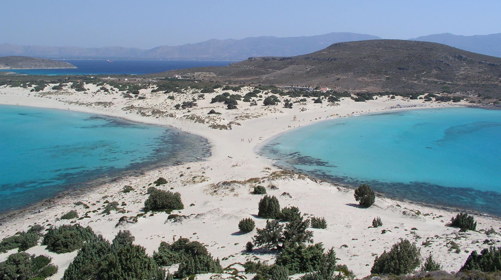 Πετώντας πάνω από τη μαγευτική Ελαφόνησο