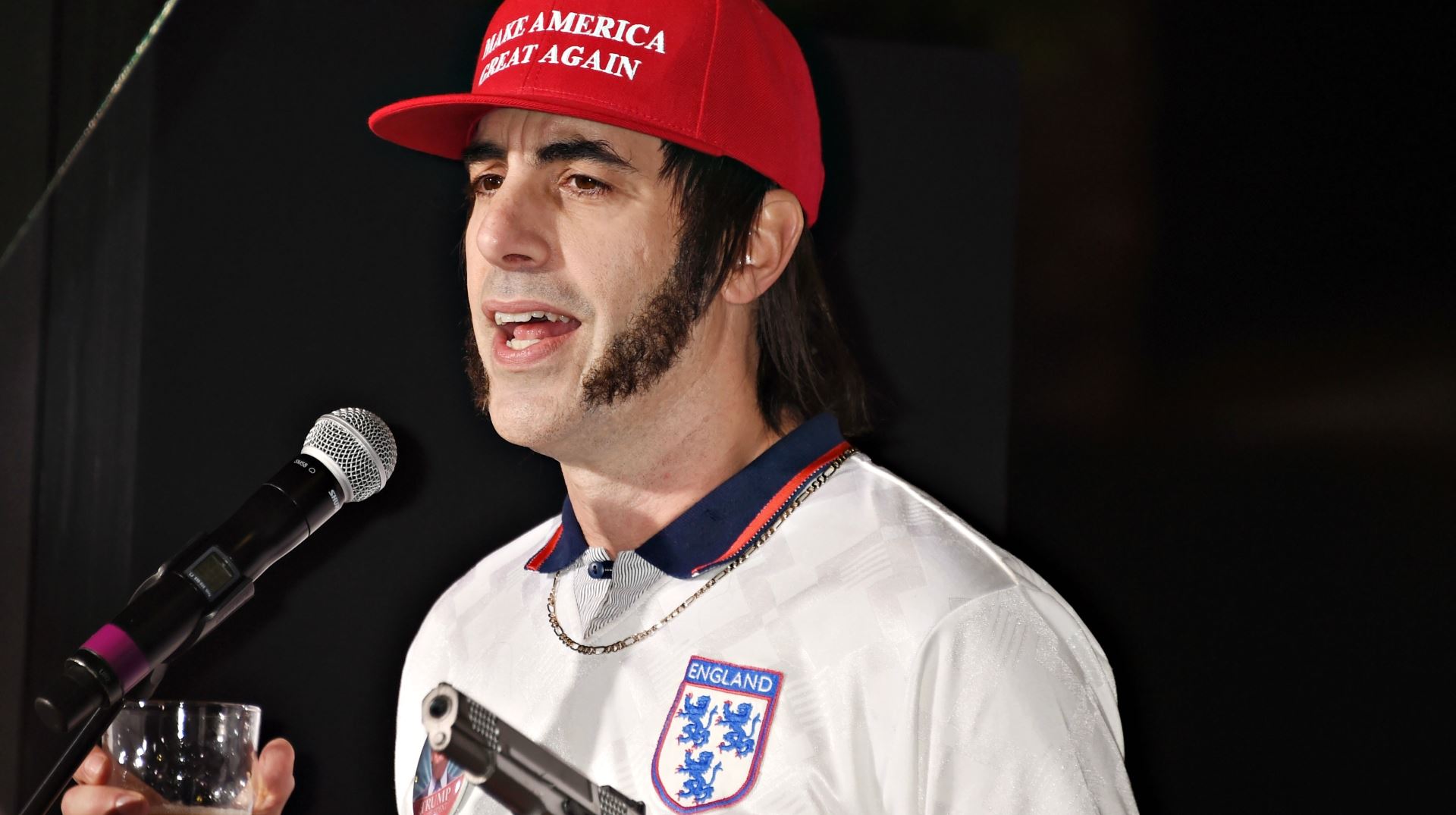 O Sacha Baron Cohen τρόλαρε άσχημα ακροδεξιό ακροατήριο σε συναυλία