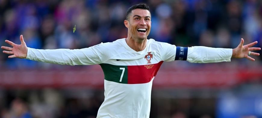 Ο Cristiano Ronaldo, οι ανάγλυφοι κοιλιακοί και τα βαμμένα νύχια