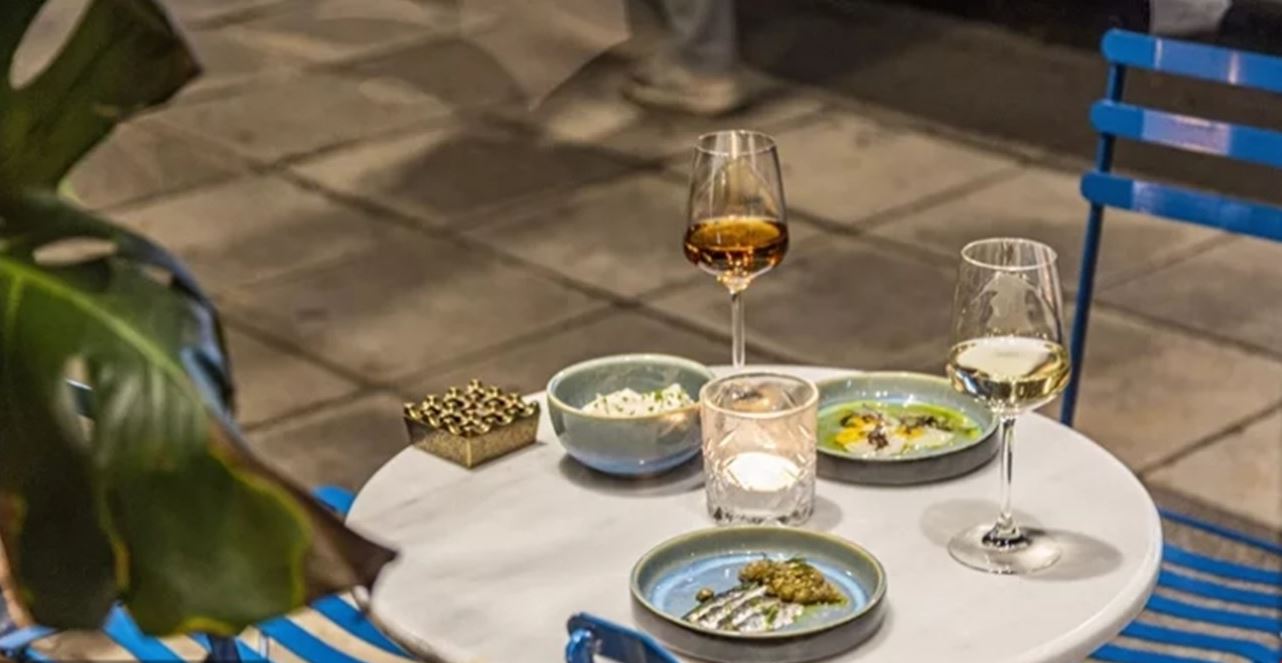 O Romain Gavras απέκτησε δικό του wine bar στο Νέο Κόσμο