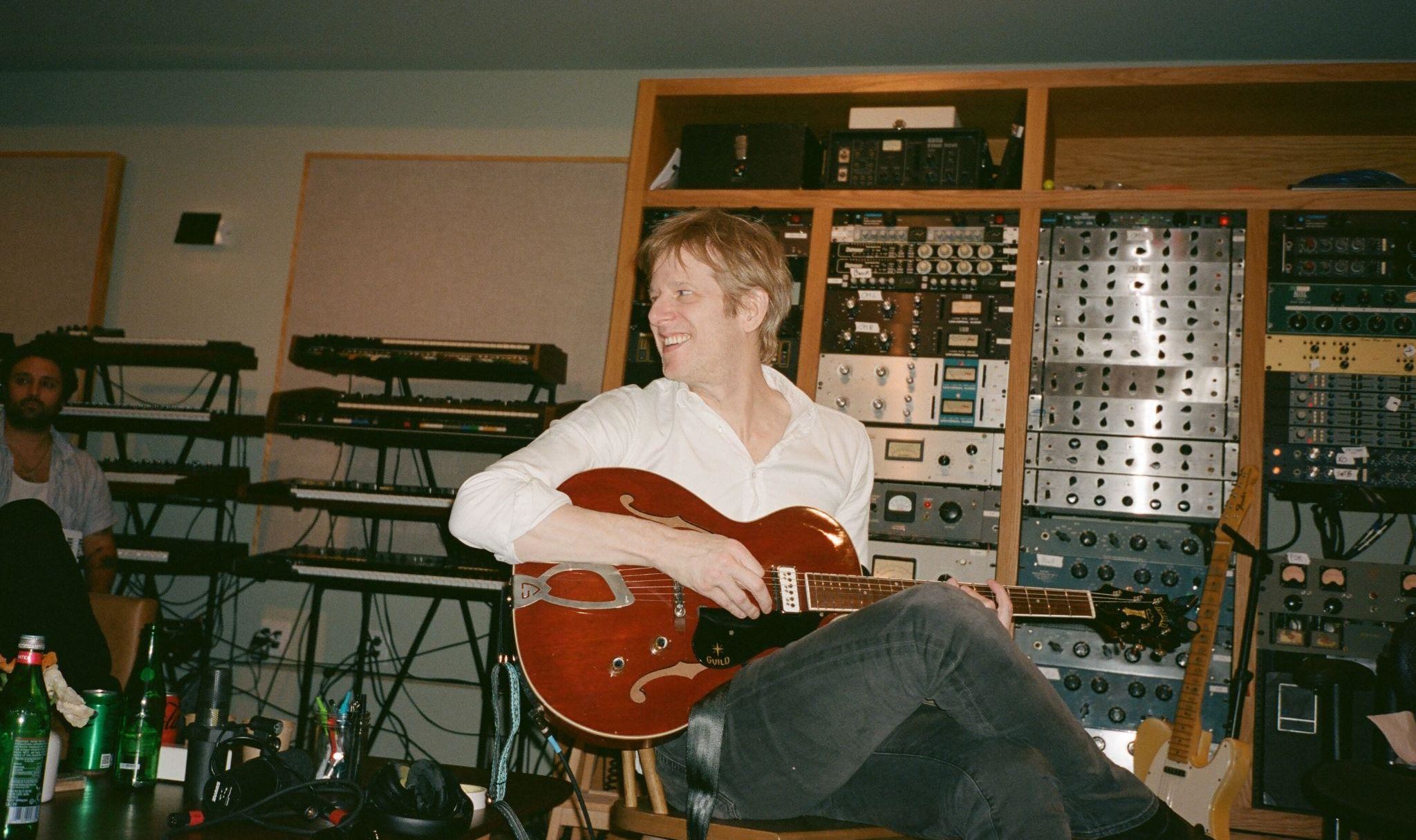 Μόλις ακούσαμε -και κολλήσαμε με- τα 2 ολοκαίνουργια τραγούδια των Spoon