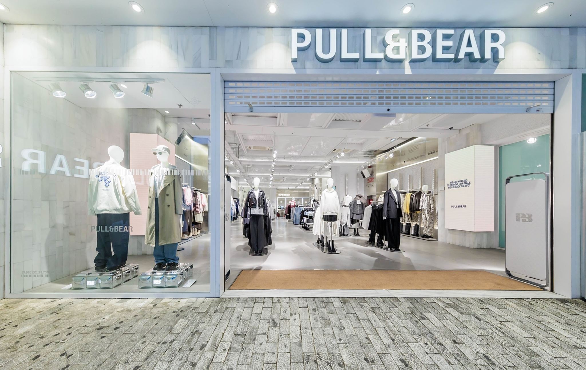 Η Pull&Bear επαναλειτουργεί το flagship κατάστημά της στην Αθήνα