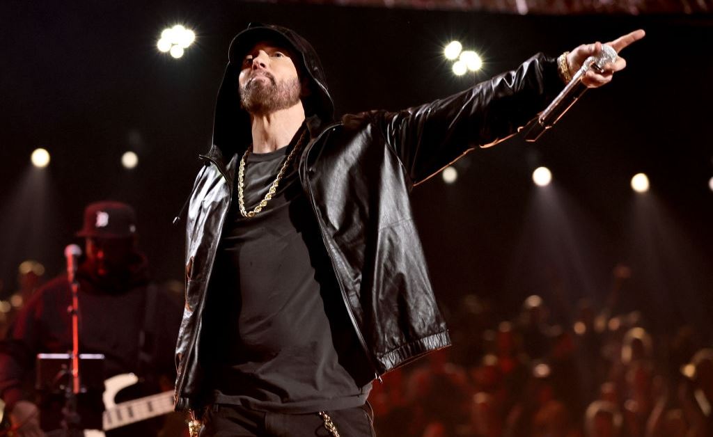 Μόνο ο Eminem θα μπορούσε να εκτοπίσει την Taylor Swift από την κορυφή