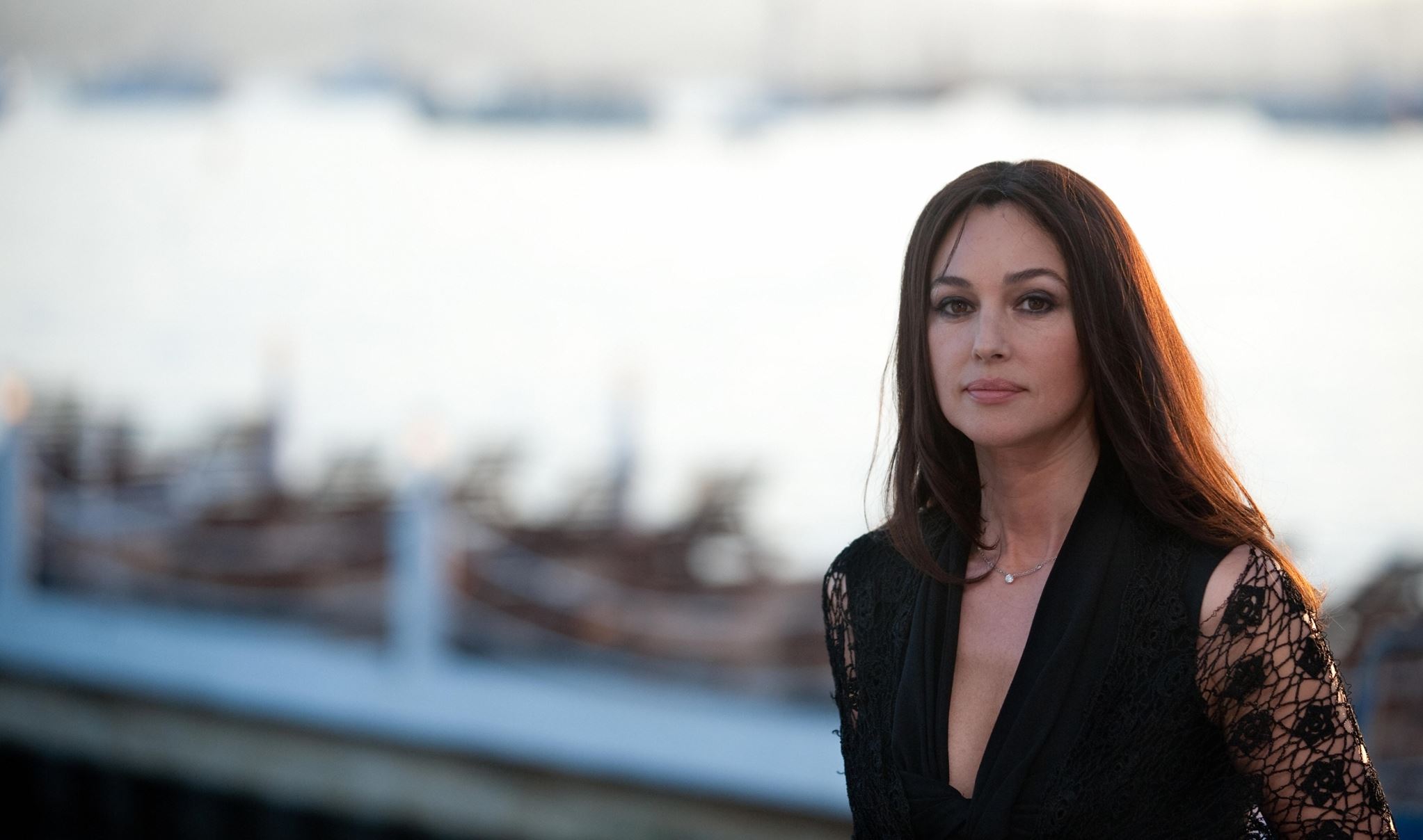 Monica Bellucci με σούπερ μίνι και βαθύ ντεκολτέ, αξία ανεκτίμητη
