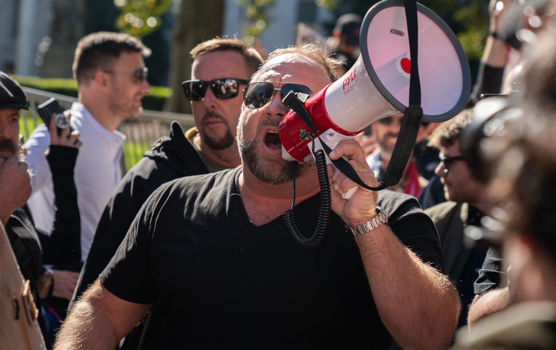 Τι μάθαμε από την ιστορία του συνωμοσιολόγου Alex Jones