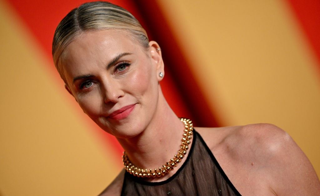 Δυσκολευτήκαμε να γνωρίσουμε τη Charlize Theron σε αυτήν τη διαφήμιση ποτού