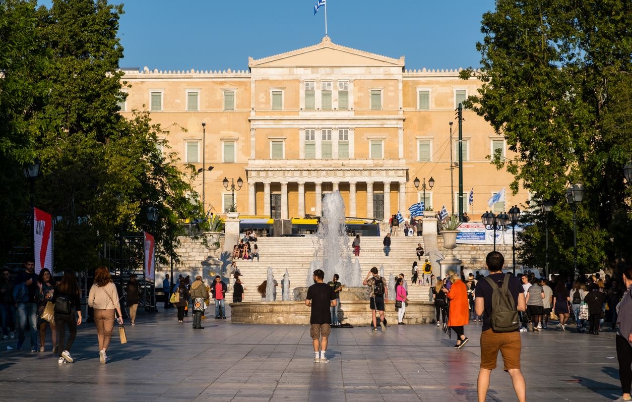 Γιατί η πλατεία Συντάγματος θα γίνει γήπεδο ποδοσφαίρου