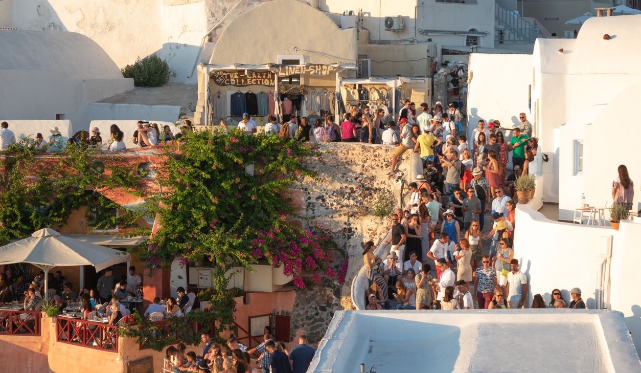 Υπάρχει άραγε τρόπος για να ηρεμήσουμε από τον υπερτουρισμό;