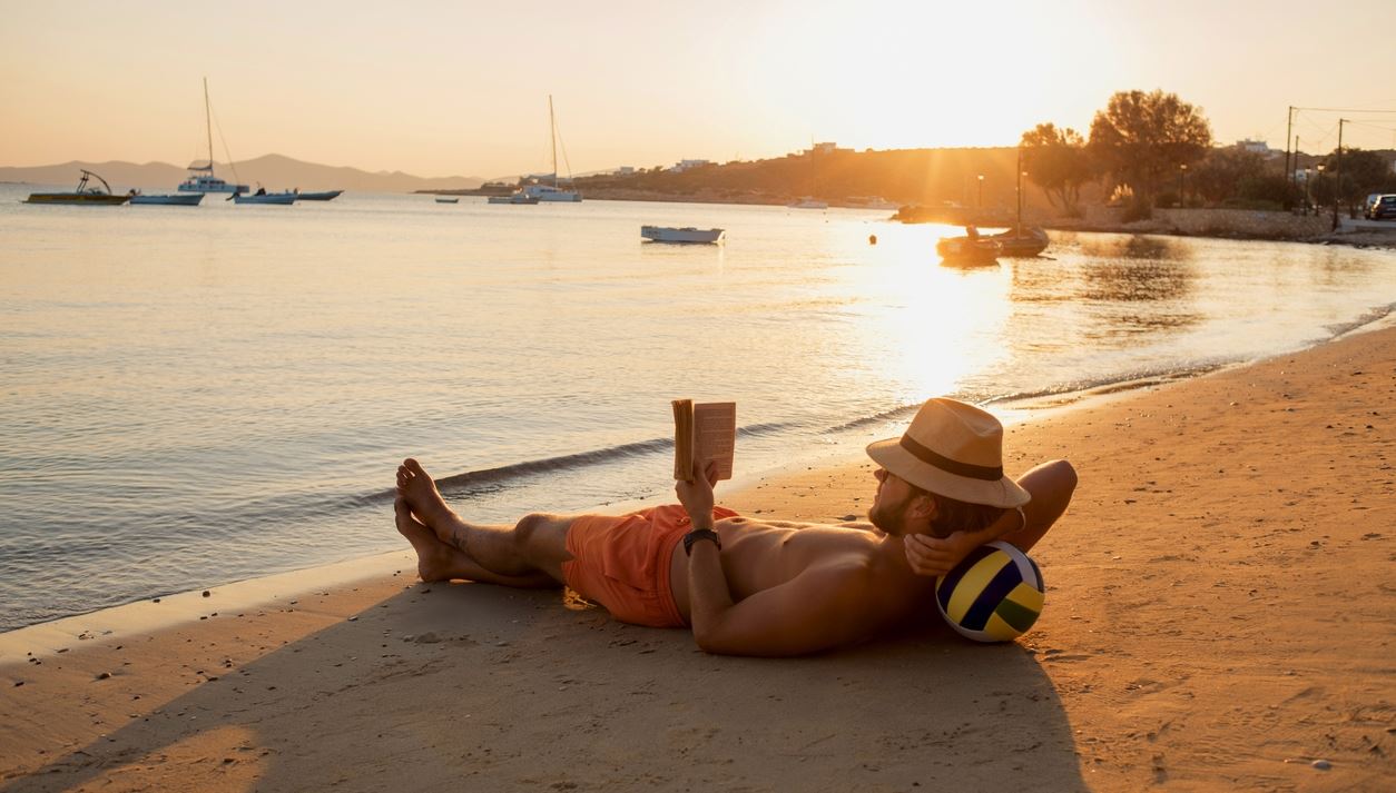 Πέντε βιβλία Ελλήνων πεζογράφων που αξίζει να διαβάσεις αυτό το καλοκαίρι