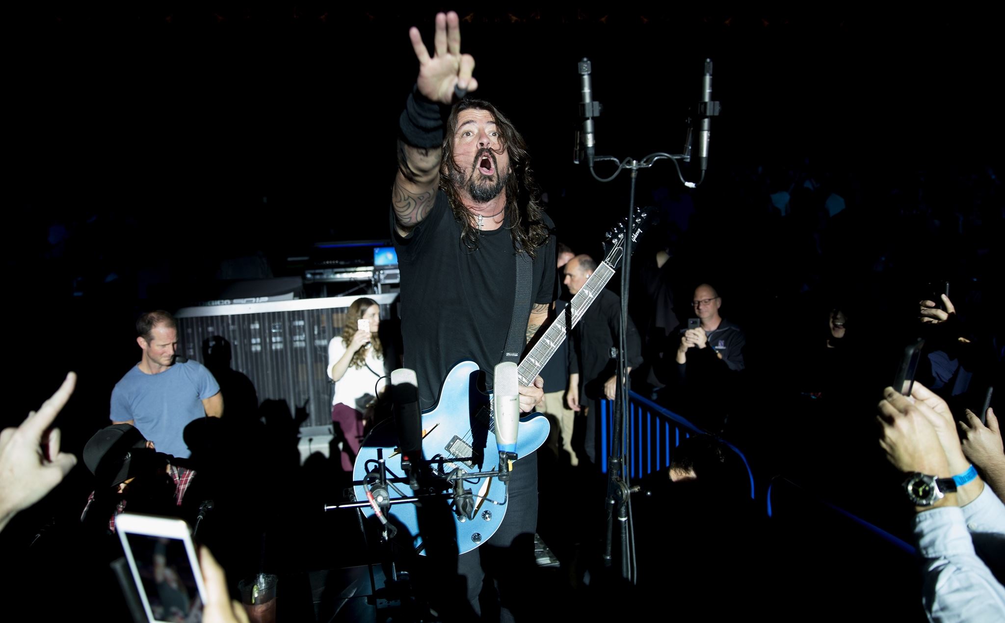 Γενναίος ντράμερ θα προσπαθήσει να παίξει μέσα σε 9 ώρες όλα τα τραγούδια των Foo Fighters