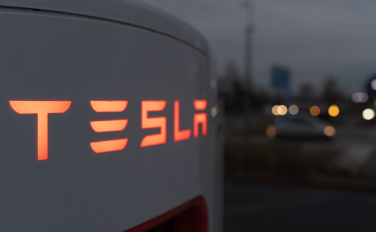 Έρχοναι μαζικές απολύσεις στην Tesla για 'περισσότερη παραγωγικότητα' λέει ο Elon Musk