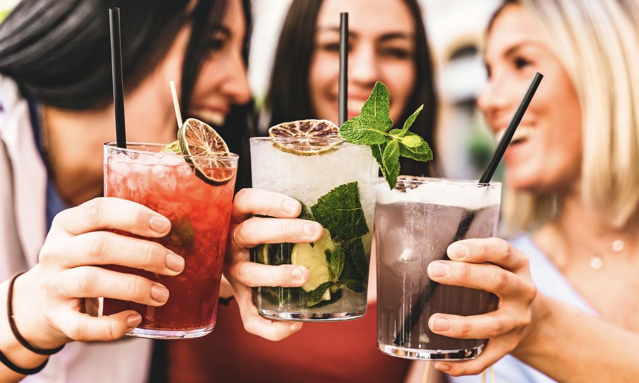 Τα food pairings για cocktails με βάση το καρπούζι, τη μέντα και τα berries που φέρνουν μια ανατρεπτική γευστική απόλαυση