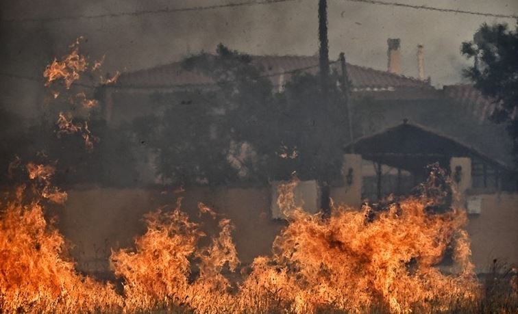 Μαίνονται οι πυρκαγιές σε Σαρωνίδα και Λουτράκι