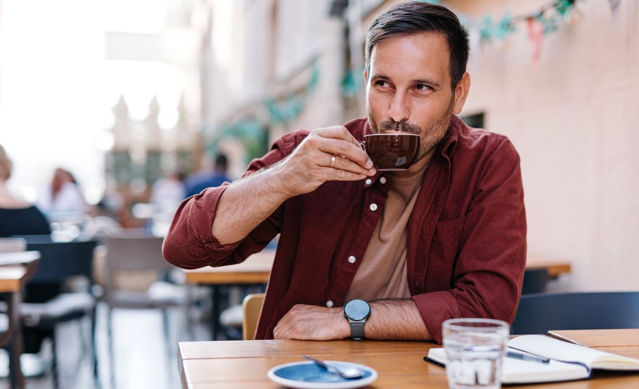 Ο καφές αποδεδειγμένα μας κάνει πιο ευτυχισμένους και το Harvard επιβεβαιώνει