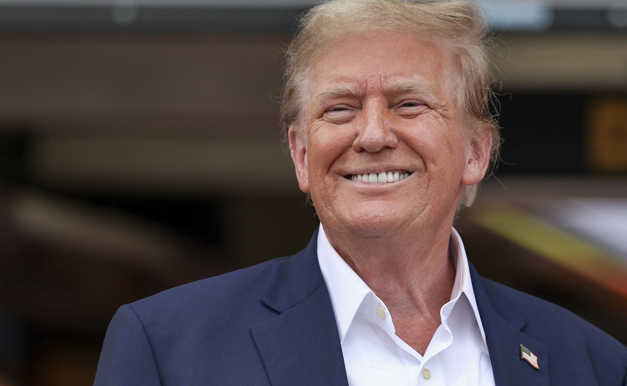 Σε άλλα νέα, σύμφωνα με τον Trump οι παράνομοι μετανάστες 'δημιουργούν στρατό' για να επιτεθούν στους Αμερικανούς