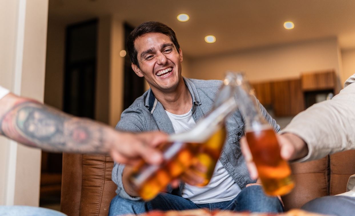 Η δουλειά που πληρώνεσαι 12.000 ευρώ για να πίνεις μπύρα