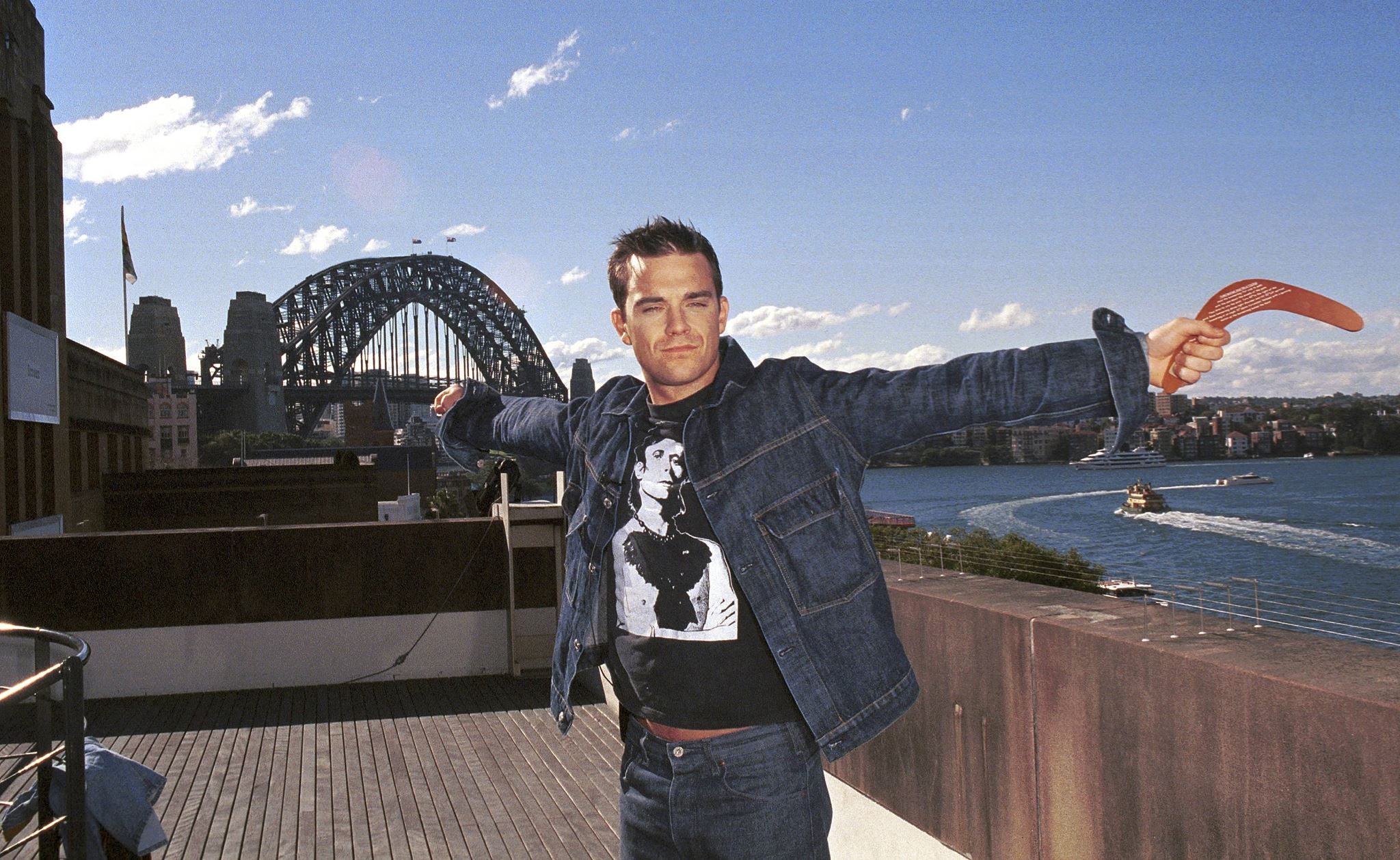 Better Man: Πρώτες εικόνες της ταινίας για τη ζωή του Robbie Williams