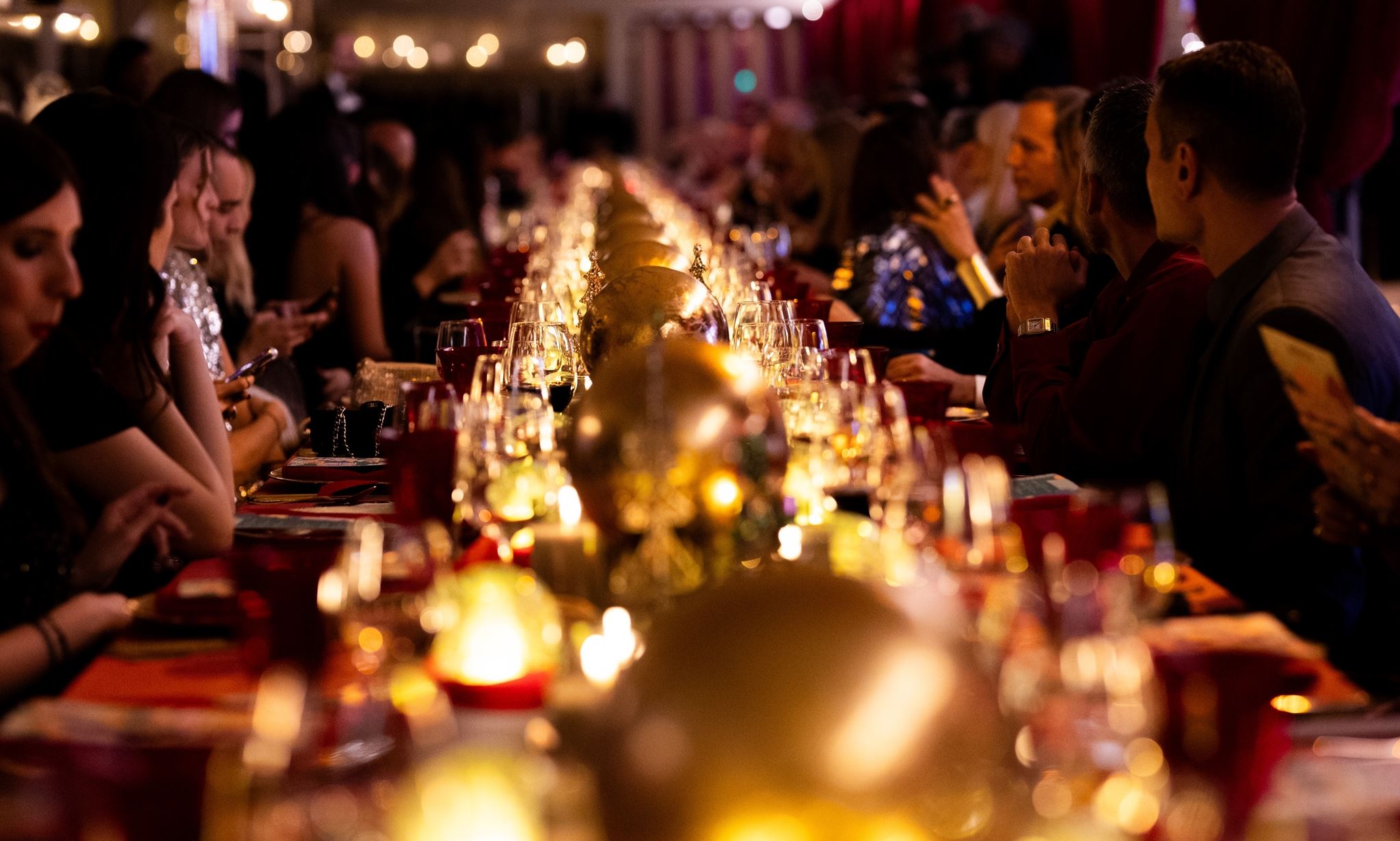 Chic & Sparkle | Οι εκθαμβωτικές εμφανίσεις στο Private Festive Dinner των πολυκαταστημάτων attica