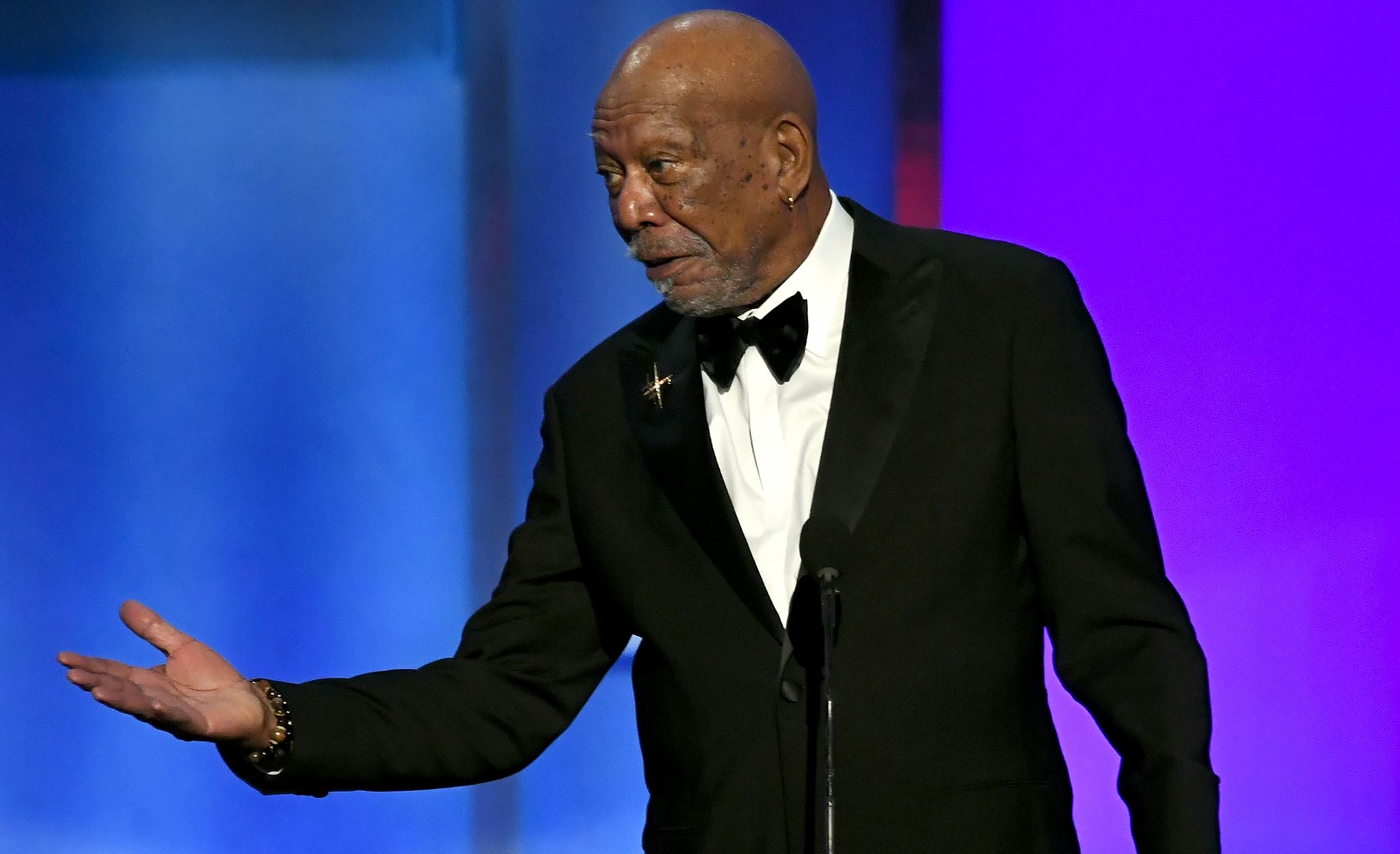 O μακάβριος λόγος για τον οποίο ο Morgan Freeman φοράει σκουλαρίκι