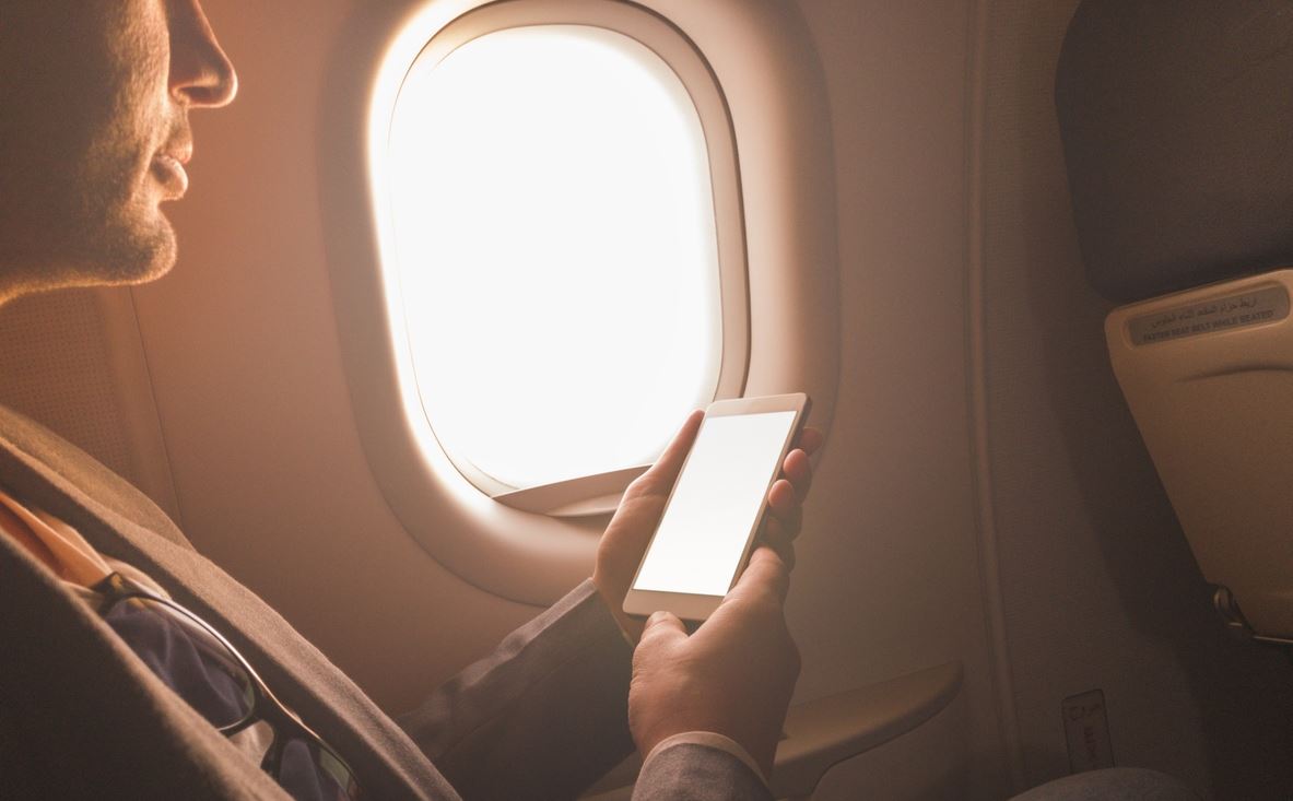 Γιατί πρέπει να βάζεις το κινητό σου σε λειτουργία πτήσης στο αεροπλάνο