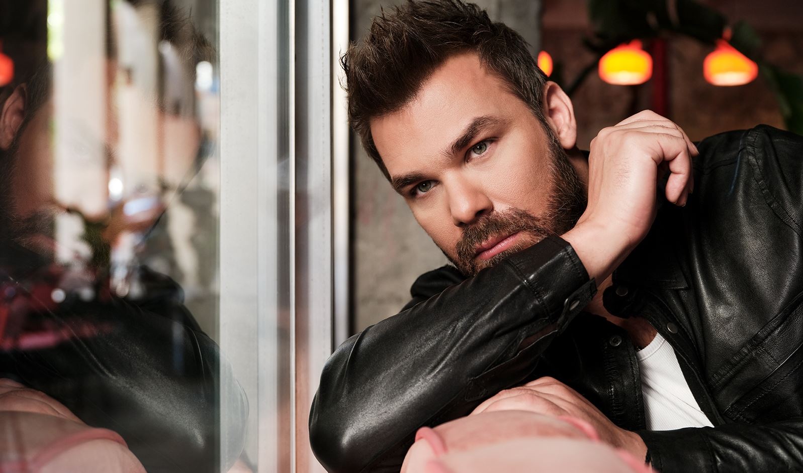 Ο Γιώργος Σαμπάνης τραγουδάει τη ζωή του