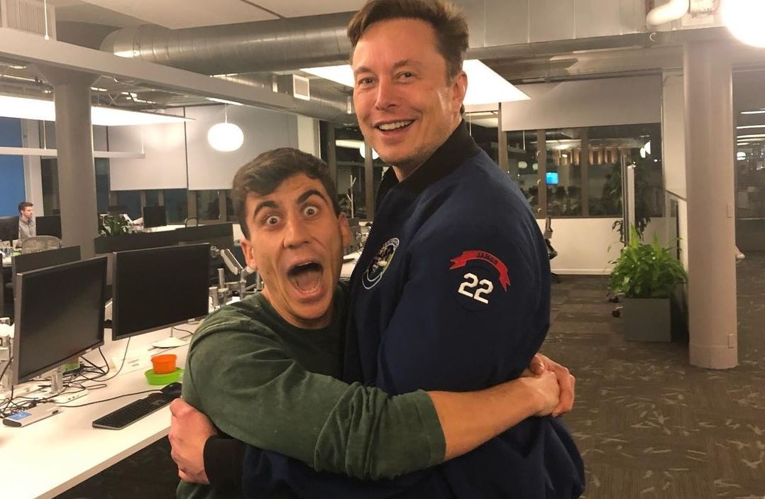 Από το YouTube και την αγκαλιά στον Elon Musk, πώς βρέθηκε ο Φειδίας Παναγιώτου στην Ευρωβουλή