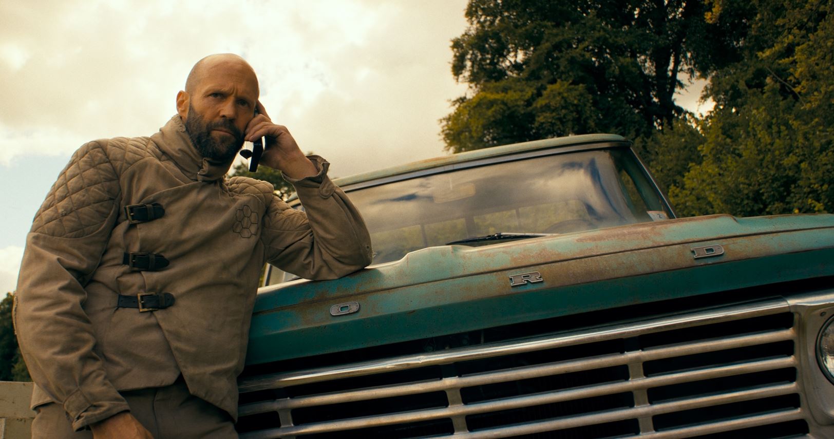 Αν σου έλειψαν οι κλασικές ταινίες δράσης, το Beekeeper είναι για σένα