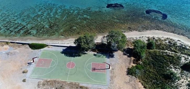Σ' αυτό το γήπεδο μπάσκετ στην Ελαφόνησο παίζαμε έστω ένα μονό