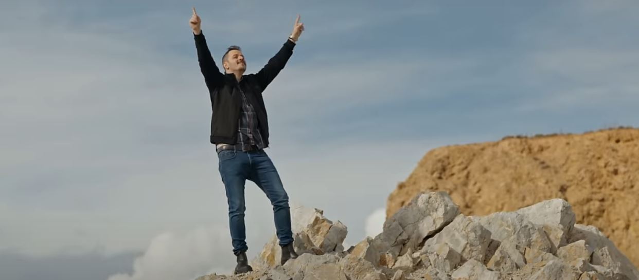 Ο Αλέξανδρος Τσουβέλας κυκλοφόρησε το απόλυτο τραγούδι για τα πανηγύρια