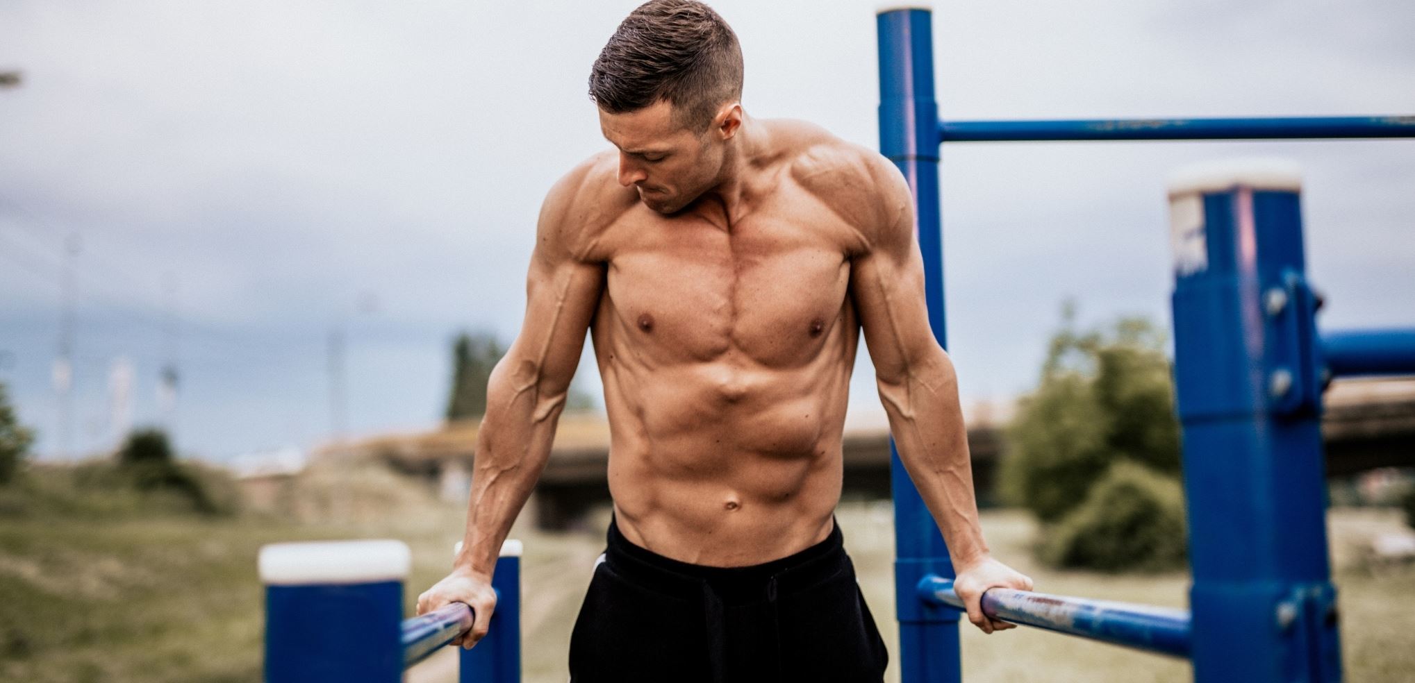 Καλλισθενική γυμναστική vs γυμναστήριο: Τι να προτιμήσεις για περισσότερη μυική μάζα