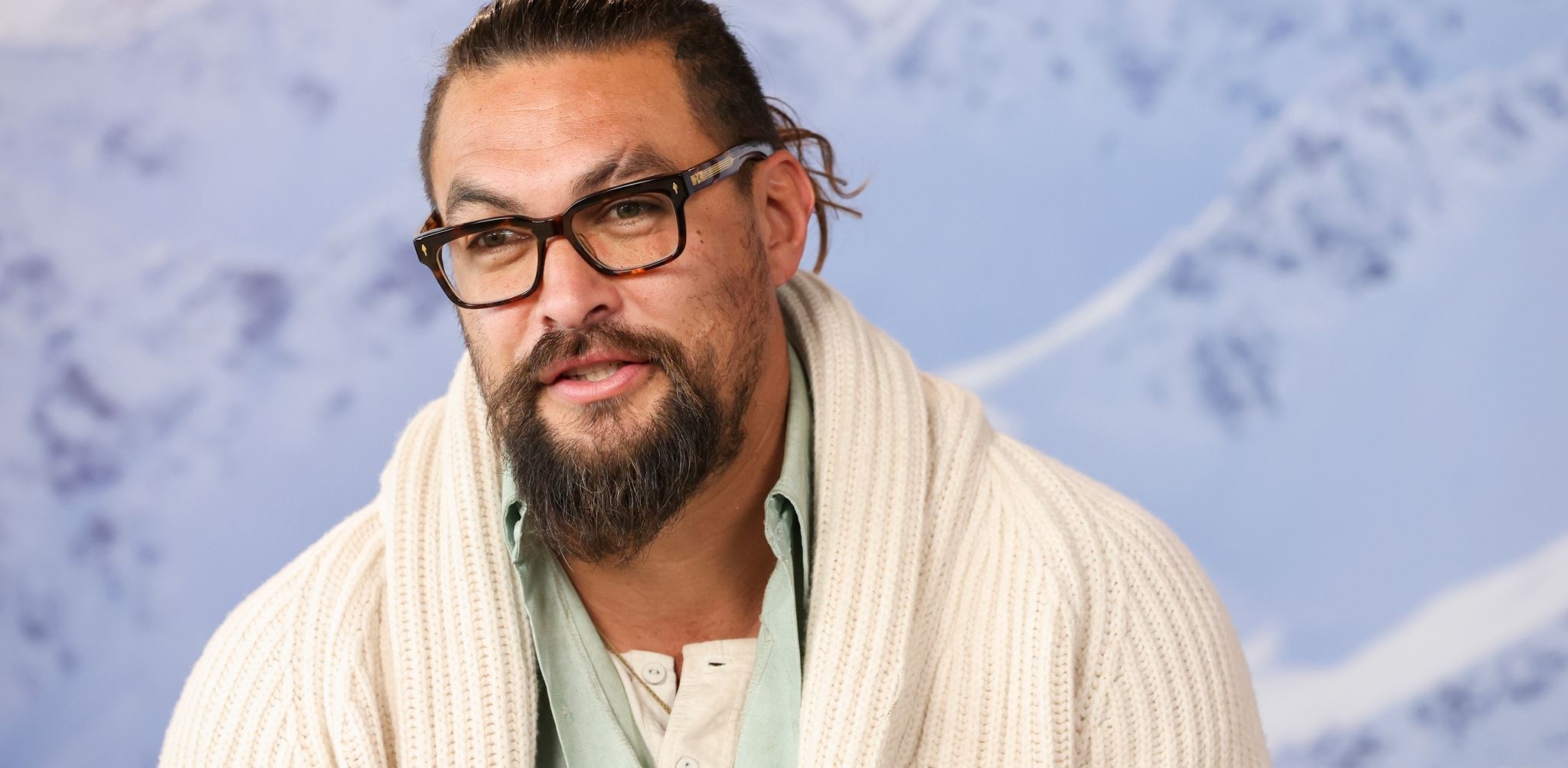 O Jason Momoa μένει στο δρόμο - και δεν κάνουμε πλάκα